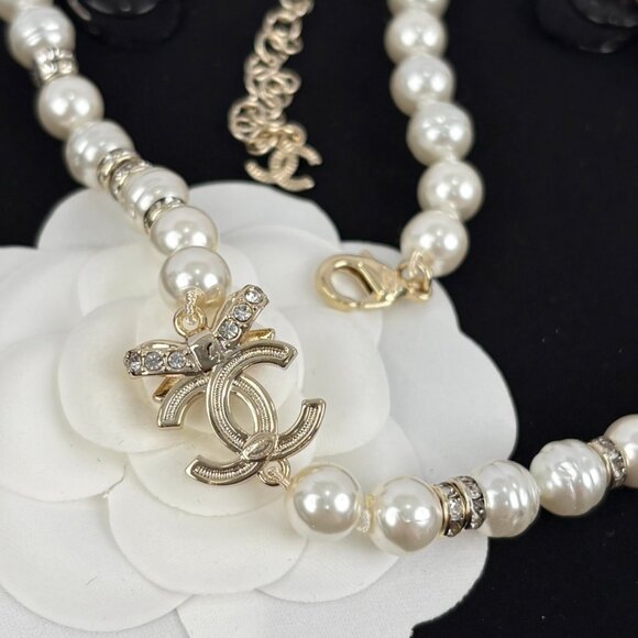 Lustrous Pearl Choker with Signature Embellishment - Picture 6 of 7